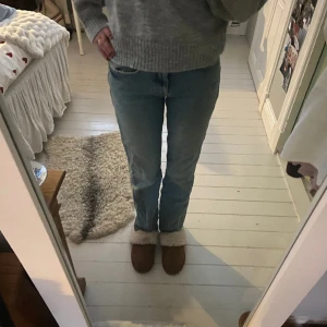 As snygga zara jeans  - Har bestämt mig för att sälja mina as snygga zara jeans! Dom är i storlek 34, ljusblå och är midwaist med raka ben💕 