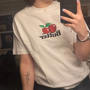 Butter Goods t-shirt - Asball t-shirt från Butter Goods. Aldrig använd då den helt enkelt inte kommer till användning. Helt fläckfri och i storlek S och lite härligt baggy. Skriv vid frågor eller fler bilder🌟