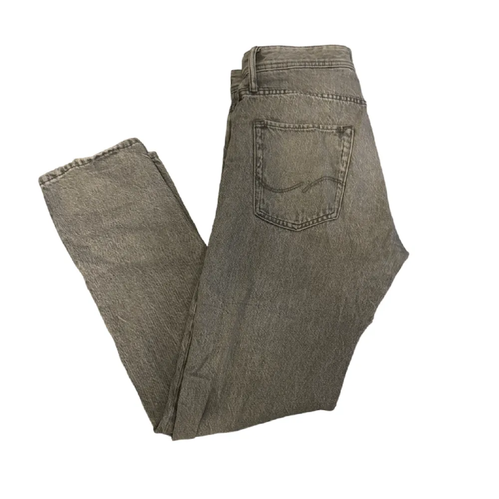 Knappt använda jeans i nästan nyskick. Storlek 29/32, nypris ligger på 600kr. Bara att skriva ifall de undras över något! . Jeans & Byxor.