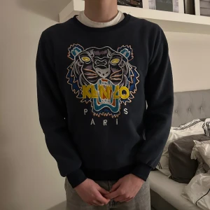 Kenzo Paris tröja - Denna snygga tröja är ifrån Kenzo Paris barnkollektion men i storlek XL men passar personer som bär M. Säljer plagget då det inte längre kommer till användning.