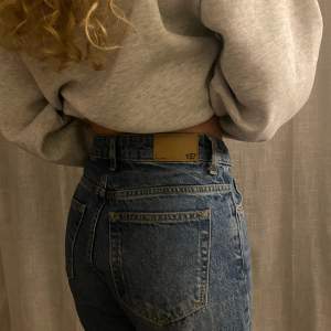 Rätt balla jeans med hål. Säljer då dem är för små. Skulle säga att dem är midwaist då dem sitter precis under naveln, dock beror det också på kroppstyp mm. Jeansen är i storlek xs och väldigt fräscha. Skriv för fler bilder eller frågor🌟