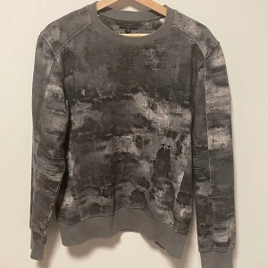 Belstaff Sweatshirt, Sz Medium, Nypris 3000 - En riktigt snygg o unik tröja som är en av favoriterna från min kollektion, endast använd på särskilda dagar med en läder belstaff patch då den är från en mer exklusiv linje. I Nyskick från ett djur och rökfritt hem  Ställ gärna frågor o funderingar!