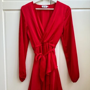 Röd klänning - Röd klänning från NA-KD (Linn Ahlborgs kollektion) i strl 36 (S). Använd fåtal gånger, i fint skick. 