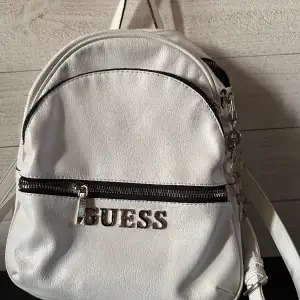 Säljer nu min Guess väska då den inte kommer till användning! Pris kan diskuteras via snabb affär!
