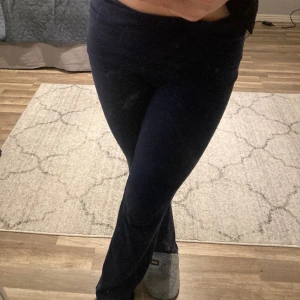 Yoga pants - Ett par mörkblåa yoga pants i storlek S. Säljer då det inte kommer till användning💗