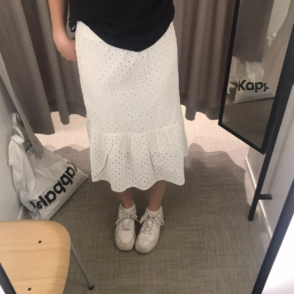 Säljer denna kjol från Kapphal pga för liten för mig. Strl 146/52 och säljer för 150kr istället för ca 390kr. Knappt använd. Meddela innan du trycker på köp nu för har inte helt bästämt för att sälja den men troligtvis!. Kjolar.