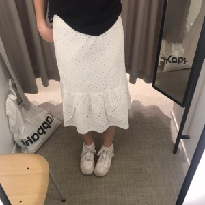Vit långkjol - Säljer denna kjol från Kapphal pga för liten för mig. Strl 146/52 och säljer för 150kr istället för ca 390kr. Knappt använd. Meddela innan du trycker på köp nu för har inte helt bästämt för att sälja den men troligtvis!
