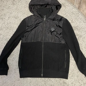 J.lindberg cardigan - Cardigan lite små nopprig bara, utöver de inga vidare defekter. Storlek L passar M bäst.