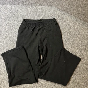 Lågmidhade mjukis  - Säljer mina superfina lågmidjade mjukisbyxor från bikbok, köptes förra året och använt väldigt sparsamt bara några få gånger då de är lite för lågmidjade för min smak 🙏🏼men supersköna och passar den som vill ha ett par ursnygga låga mjukis!!