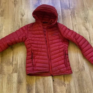 Peak performance jacka M - Fin jacka i storlek M. Inga skador. Lite smutsig på vissa ställen men inget som syns väl. 