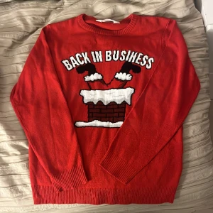 Jul tröja - Jag säljer en jul tröja där det står: ”Back in business”.💞 storleken är 146-152. Använd ett antal gånger. Lite nopprig men annars jätte fin. Julen är slut men kommer tillbaka.💞