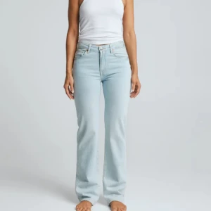 Low straight 510 jeans ljusblå - De är i storlek 32 men passar perfekt på mig som brukar ha 36💓Har inga som helst defekter! Dem kostade 699kr❤️