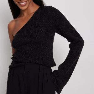 Svart one shoulder topp - Säljer denna glittriga fina toppen🥰 den är verkligen superfin men får inte användning för den så ofta 💕