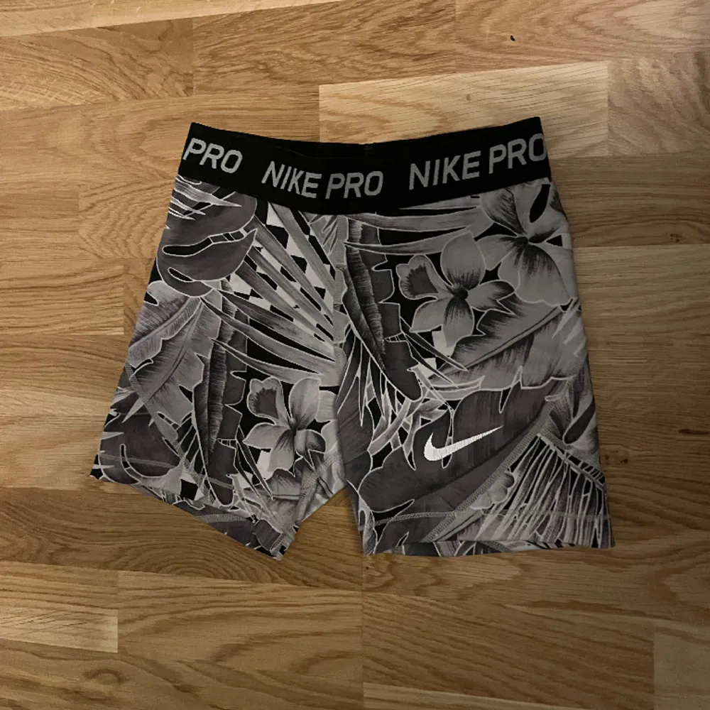 Nike PRO short. Gråa med möster. Säljer eftersom dem är för små. Kontakta vid intresse❤️ ny pris 350kr. Shorts.