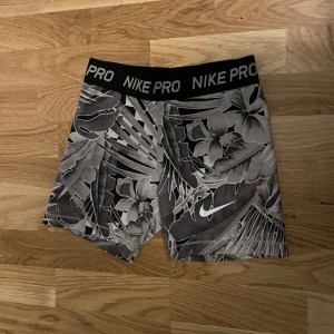 Träningsbyxor  - Nike PRO short. Gråa med möster. Säljer eftersom dem är för små. Kontakta vid intresse❤️ ny pris 350kr