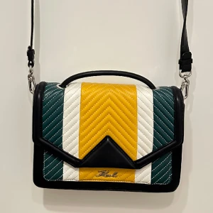 Väska från Karl Lagerfeld - Top handle bag från Karl Lagerfeld i äkta koläder.   Använd flitigt, men i gott skick. 