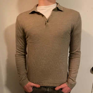 Rugbytröja Merinoull  - Riktigt fin Rugbytröja i merinoull från Riley i storlek L men sitter som M. Bra skick 8,5/10. Är 184 väger 74 på bilden hör jätte gärna av er vid fler frågor😁