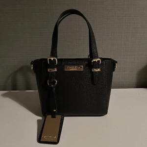 Kurt geiger väska - Hej! Jag säljer en carvella Kurt geiger väska som inte säljs på hemsida längre🙌🏻 Pris kan diskuteras då jag inte vet värdet på väskan till fullo😊 