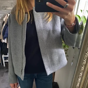 Jacka  - Svinsnygg jacka från cos i strl 38🥰