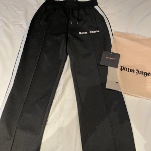Palm angels  - Hej, säljer nu mina Palm angels byxor andvända ett fåtal gånger så inga skavanker eller liknade, priset är inte hugget i sten så bara för av dig vid några funderingar, Mvh Elias.