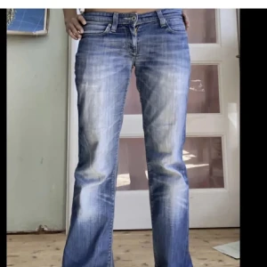 Levis jeans lågmidjade  - Säljer dessa sjukt snygga vintage Levis jeansen för att de tyvärr har börjat bli lite små på mig. De är uppsprättade där nere för att bli längre. Köpte de på här på plick men de är i ett väldigt gott skick och är sparsamt använda❤️❤️