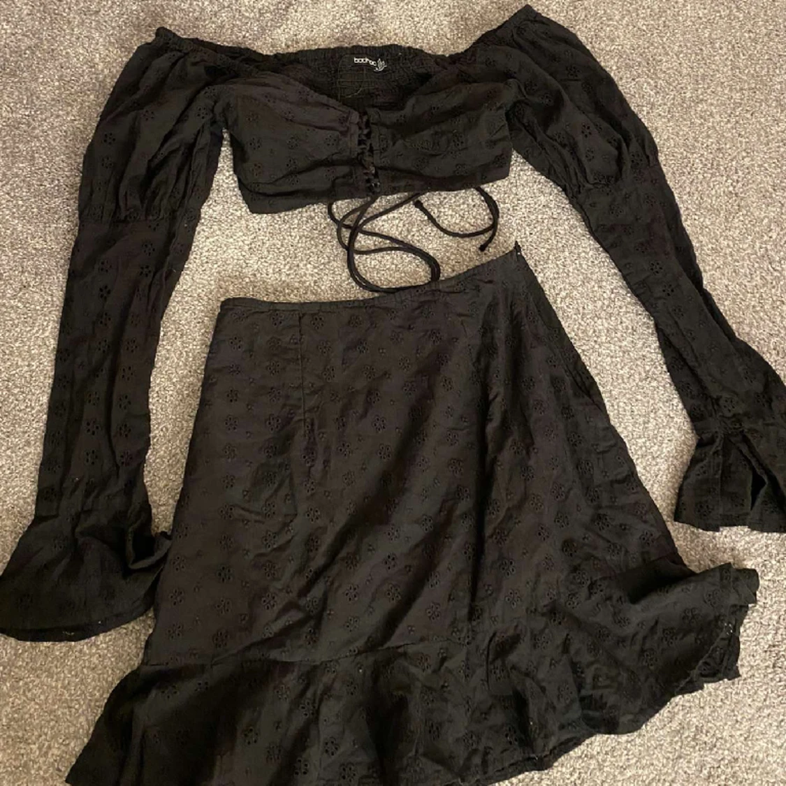 Kjol set svart med dragkedja på kjolen.