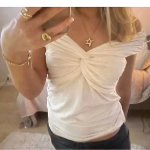 H&m Topp - Populär topp från h&m som är slutsåld, den är endast använd en gång därav så är den i nyskick. Säljer då jag inte fick användning för den. Hör av er vid frågor eller tryck gärna på köp nu 💓 