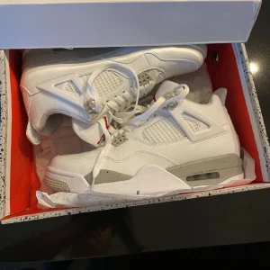 Jordans 4 Oreos  - Hej, säljer ett par Jordans 4 Oreos. Skorna är aldrig använda och box medföljer vid köp. Skorna kan även testas innan köp. 