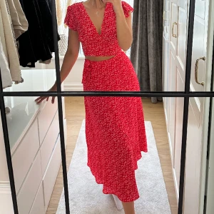 Röd kjol - Röd omlottkjol från NA-KD i strl 34 (XS). Aldrig använd. Nypris 399kr. Säljer även matchande topp, se förra annonsen i min profil. 