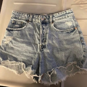 Jeansshorts - Ljusblå jeansshorts från hm i strl 36 med lite slitningar. Knappt använda så de är i jättebra skick💓🩷