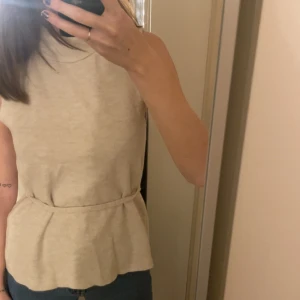 Zara topp - Super fin zara topp med knytning som man kan knyta fram eller bak