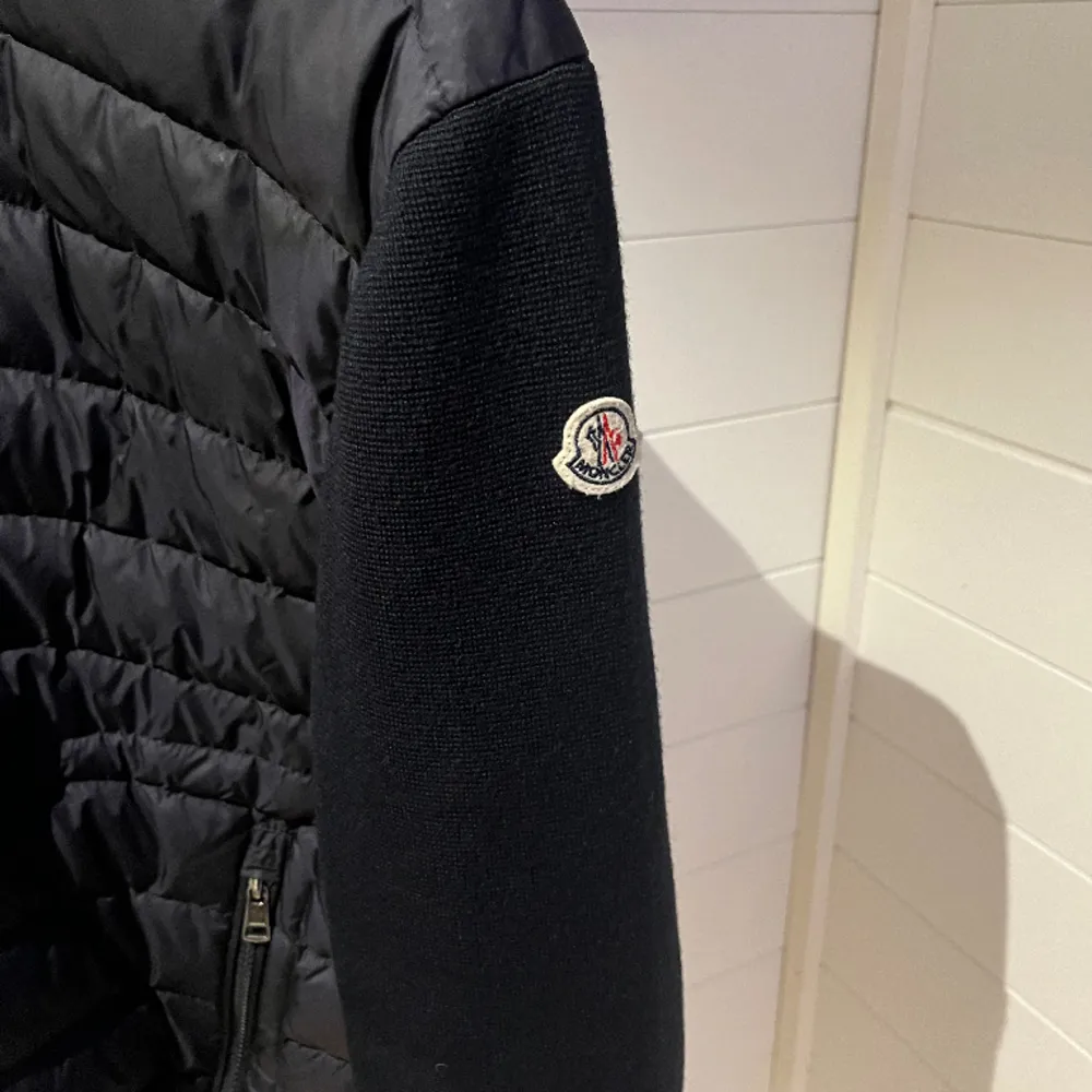 Hej, säljer min Moncler cardigan pga. att den inte kommer till användning. Strl: M, Cond: 8,5/10 inga synliga fel, Nypris:8,955kr, Mitt pris:4,699kr Alla tillbehör ingår och äkthetsbevis finns. Tillhandahåller mer bilder privat vid behov. . Jackor.