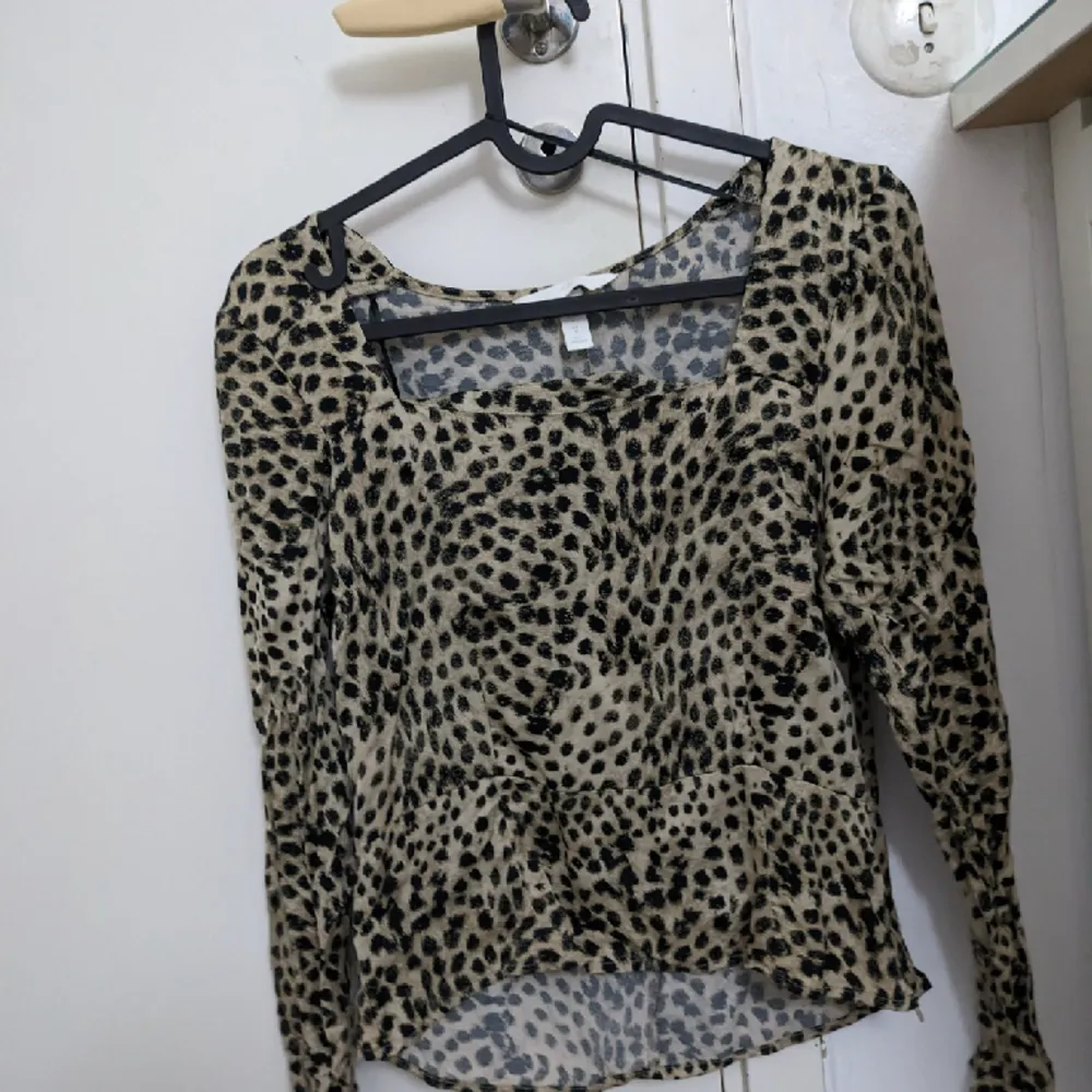 En leopard topp från H&M i storlek S Pris 99kr. Toppar.