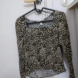 En leopard topp från H&M i storlek S Pris 99kr