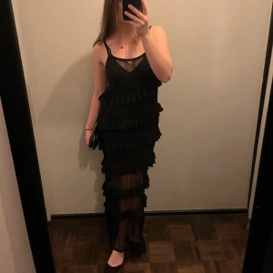 Långklänning  - Så fin klänning från Zara! Underklänning som sitter ihop med den stickade. Aldrig använd!