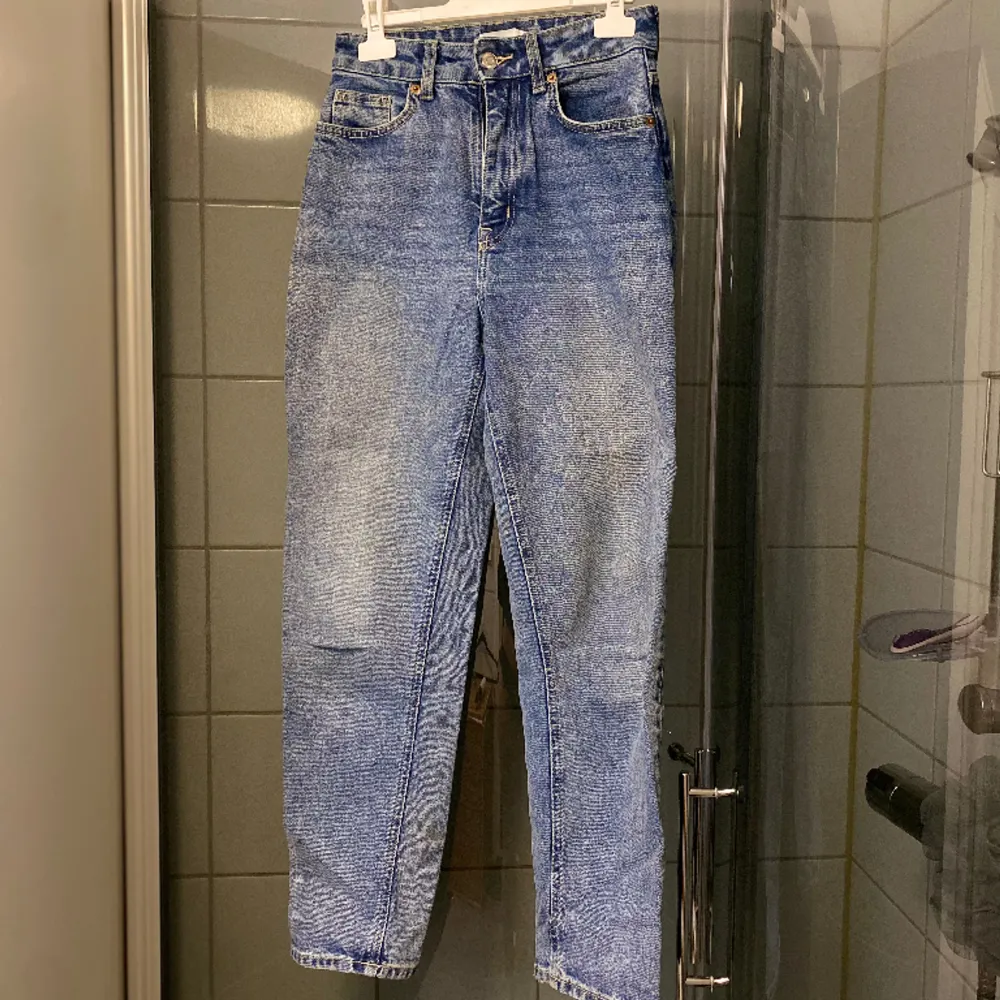 Ett par jeans från H&M i storlek 34. Jeans & Byxor.