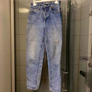 Ett par jeans från H&M i storlek 34