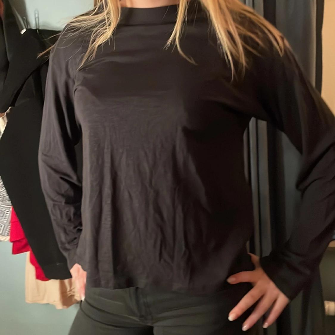 Tunn långärmad svart tröja 