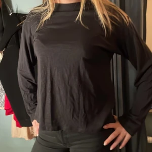 Tunn långärmad svart tröja  - Aldrig använt köpt för 200kr 