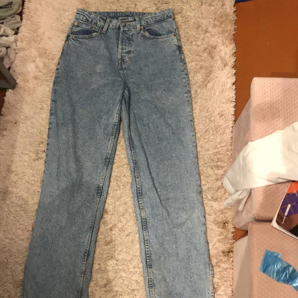 Fina blåa jeans som använts mycket förra året men inte passar längre. De är jättebekväma och går att matcha till mycket!. Jeans & Byxor.
