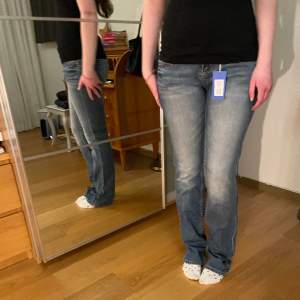 Superfina lågmidjade jeans från s.Oliver💓för små för mig. Hon på bilden när storlek s/36 i jenas och är 168cm☺️stretchiga och står storlek 38 men skulle själv säga 36. Kontakta gärna ang midjemått osv☺️