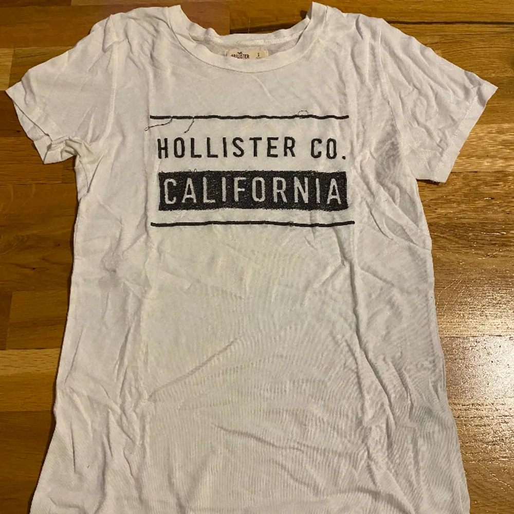 Två pack med tshirts, från Hollister och den andra är inget märke. Bra skick, storlek S & XS men känns som S.. T-shirts.
