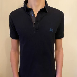 Mörblå Burberry piké  - Mörkblå Burberry piké Skick 9/10 Storlek xs men passar S Nypris ca 3600 kr 