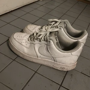 Air force 1  - Jävligt gammla och är lite smutsiga men går att tvätta! Skorna är i ganska bra skick förutom att undersidan av skon är väldigt sliten (skriv för bild) tror jag har box. Vill bli av me de. 500kr går att diskutera vid en snabb affär