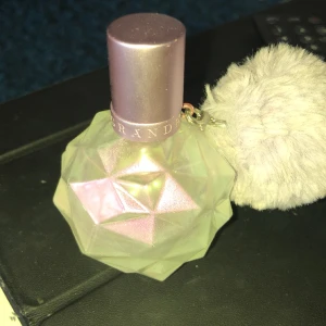 Parfym  - Säljer en Arianda Grande parfym 30 ml  hälften kvar 