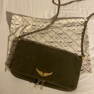 Zadig väska - Säljer min super fina Zadig väska i en unik mörkgrön färg, kedjan är guld! Väskan är i ett fint skick och dustbag ingår! Vis frågor är det bara att kontakta mig!🥰