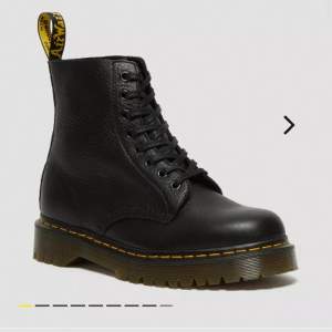 Säljer nu mina Dr. Martens då de ej kommer till användning. Endast använda 2-3 gånger, därav väldigt bra skick! Nypris 2200 kr. Vid frågor är det bara till att höra av sig💞💞 (två första bilderna är lånade)