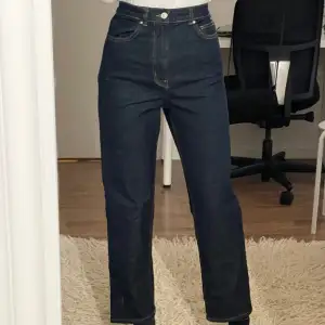 Supersnygga mörkblåa Carin Wester jeans 