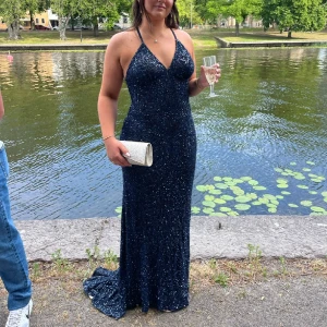 Balklänning dressroom Linné  - Kollar intresse på min fina balklänning ifrån Dressroom Linné🥹🩷 Köptes ny förra året för 5000kr och har endast burits under ett tillfälle, den är som ny🥰 Strl: 42 men skulle säga att den passar 40-44. Nästan endast längden som skiljer. Jag är 174cm🩵