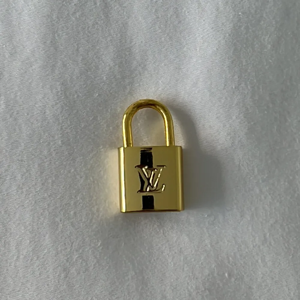 Berlock, ett lås som ej går att öppna då jag tappat nyckeln. Superfin som halsband. Totalhöjd 3,5cm. Accessoarer.